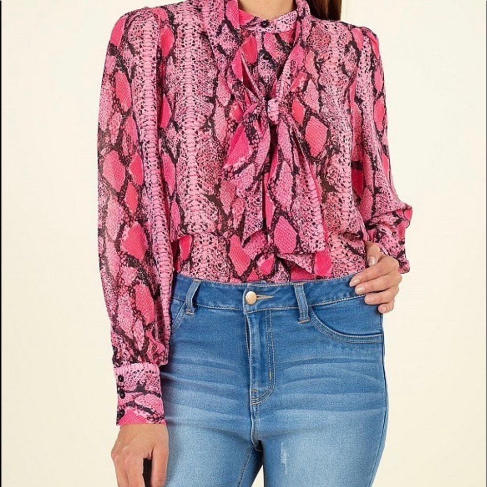🦎💞 🦎😍Neon Pink Long Sleeve Snakeskin Blouse